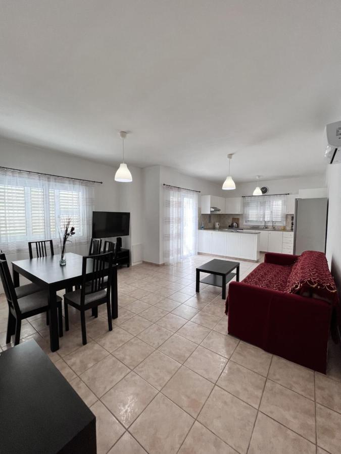 Pafia Sunbeach Townhouse Paphos Bagian luar foto