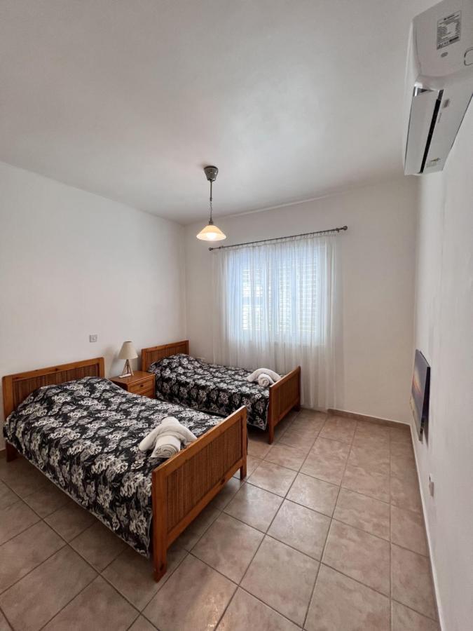 Pafia Sunbeach Townhouse Paphos Bagian luar foto